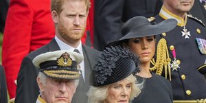 Ο πρίγκιπας Χάρι δίπλα στην Μέγκαν Μαρκλ και από κάτω ο βασιλιάς Κάρολος με την Καμίλα