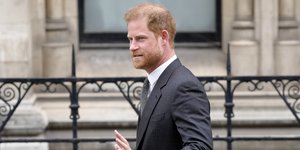 Ο πρίγκιπας Χάρι χαιρετά