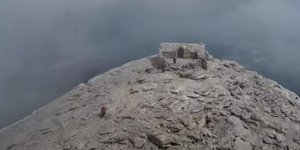 Oι πιστοί ανάβουν το κεράκι τους πάνω σε έναν παγετώνα εντός του ναού που δεν λιώνει ποτέ