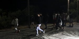 Πρόσφυγες και μετανάστες περπατούν