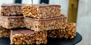 Γλυκό με rice crispies, σοκολάτα και marshmellows 