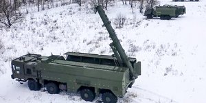 Eκτοξευτές ρωσικών πυραύλων Iskander, ικανών να φέρουν πυρηνικές κεφαλές