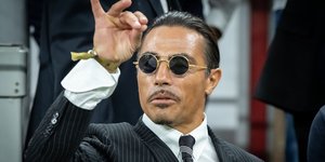 O Salt Bae με τη χαρακτηριστική κίνηση αλατίσματος