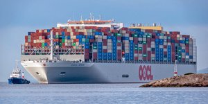 Στον Πειραιά το mega vessel OOCL SPAIN