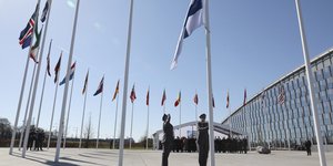 H σημαία της Φινλανδίας υψώνεται στο ΝΑΤΟ
