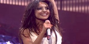 H τραγουδίστρια Sirusho από την Αρμενία κατά τη συμμετοχή της στη Eurovision του 2008, στο Βελιγράδι