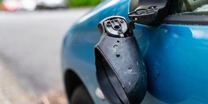 Σπασμένος καθρέπτης αυτοκινήτου