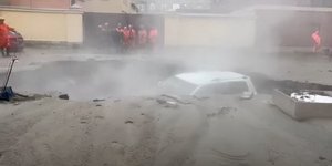 H τρύπα με το βραστό νερό άνοιξε ξαφνικά και κατάπιε ένα αυτοκίνητο σε δρόμο της Αγίας Πετρούπολης