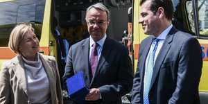Παραδόθηκαν από το ΥΠΟΙΚ στο ΕΚΑΒ 6 ασθενοφόρα από τον ειδικό λογαριασμό Covid-19/ Φωτογραφία: EUROKINISSI