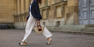 στιλάτη γυναίκα με εσπαντρίγιες