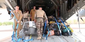 Αεροσκάφος απομακρύνει πολίτες από το Σουδάν 