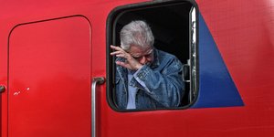 Δάκρυσε ο πρόεδρος του ΟΣΕ Παναγιώτης Τερζάκης στο πρώτο δρομολόγιο μετά τα Τέμπη