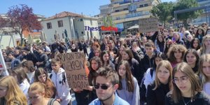 Θεσσαλονίκη: Εκδήλωση μνήμης μαθητών, γονέων και εκπαιδευτικών για το δυστύχημα των Τεμπών