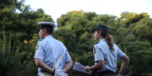 Ένας άνδρας αστυνομικός και μια γυναίκα αστυνομικός κάνουν ελέγχους για τροχονομικές παραβάσεις