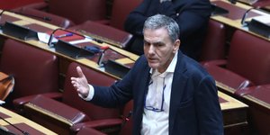 O Ευκλείδης Τσακαλώτος μιλάει στη Βουλή