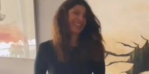 Η Πόπη Τσαπανίδου γιόρτασε τα γενέθλιά της στα γραφεία του ΣΥΡΙΖΑ