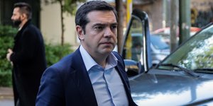 Ο Αλέξης Τσίπρας έξξω από την Κουμουνδούρου