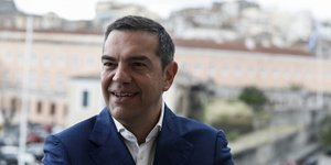 τσιπρας κοιταει πλάι