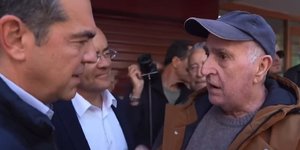 Ο Αλέξης Τσίπρας με τον συνταξιούχο στη Χίο