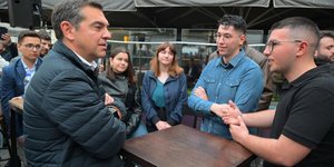 Ο Αλέξης Τσίπρας με νέους στην Ελευσίνα
