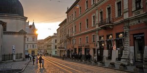 Άνθρωποι σε δρόμο της ουκρανικής πόλης Λβιβ 