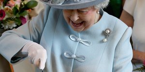 Η βασίλισσα Ελισάβετ κόβει τούρτα