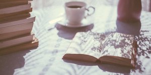 βιβλία σε τραπέζι