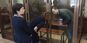 Ο ακτιβιστής της ρωσικής αντιπολίτευσης Vladimir Kara-Murza μιλάει με τη δικηγόρο του Maria Eismont 