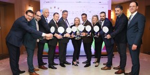 Στελέχη του EFA GROUP με όλα τα βραβεία Greek Exports Awards που κατέκτησε ο όμιλος
