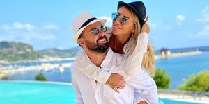 Ο Ηλίας Βρεττός προχώρησε σε αποκαλύψεις σχετικά με τη γνωριμία του με τη σύζυγό του