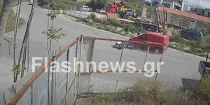 Η σοκαριστική στιγμή που μίνι βαν παρασύρει ντελιβερά που οδηγούσε μηχανάκι, στα Χανιά