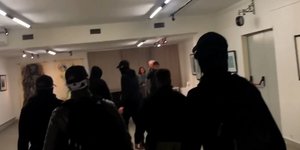 Χρυσή αυγή εισβολή τάγμα εφόδου έκθεση