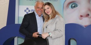 Χάρης Χριστόπουλος και Ανίτα Μπραντ πήραν εξιτήριο από το μαιευτήριο με τον νεογέννητο γιο τους
