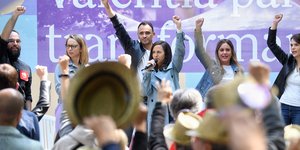 Η επικεφαλής των Podemos, Ιόνη Μπελάρα σε προεκλογική εμφάνιση με άλλα στελέχη του κόμματος
