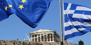 Σημαίες της ΕΕ και της Ελλάδας με φόντο την Ακρόπολη