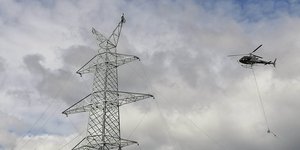 Εργασίες ενσυρμάτωσης πυλώνων στη νέα Γραμμή Μεταφοράς 400 kV Μεγαλόπολης-Πάτρας
