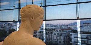 αγαλμα κοιταει πολυκατοικιες 