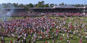 Οπαδοί του Αμβούργου βιάστηκαν να μπουν στο γήπεδο για να πανηγυρίσουν την άνοδο της ομάδας τους