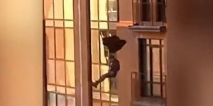 Άνδρας με ομπρέλα στα χέρια κάνει βουτιά στο κενό από τον 8ο όροφο κτιρίου στο Νοβοσιμπίρσκ της Σιβηρίας