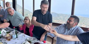 Ο Νίκος Ανδρουλάκης στο γεύμα με τους πολιτικούς συντάκτες ενόψει των εκλογών/ Φωτογραφία: Cretapost.gr