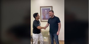 Με τον Νίκο Ανδρουλάκη συναντήθηκε ο άνδρας που έφτασε τη σημαία του ΠΑΣΟΚ μέχρι τη Ζιμπάμπουε/ Φωτογραφία: Tiktok, screenshot