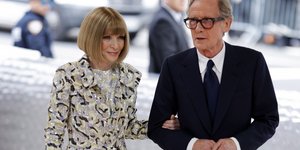 Αλά μπρατσέτα στο Met Gala η Άννα Γουίντουρ με τον Μπιλ Νάι