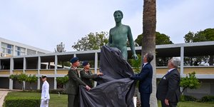 Το άγαλμα του «Εφήβου» δωρεά στη Σχολή Ευελπίδων