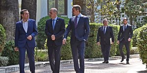 Οι 5 πολιτικοί αρχηγοί εξέρχονται του προεδρικού μεγάρου