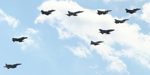 Αεροσκάφη πετούν στον ουρανό ΗΝΙΟΧΟΣ 23