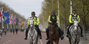Βρετανοί αστυνομικοί πάνω σε άλογα