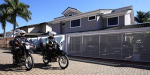 Αστυνομικοί έξω από το σπίτι του Μπολσονάρου