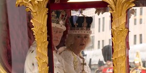 Ο βασιλιάς Κάρολος και η βασίλισσα Καμίλα στην άμαξα