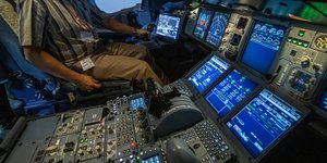 Οι εξεταζόμενοι για την απόκτηση άδειας επαγγελματία χειριστή αεροσκάφους ήταν σπουδαστές Σχολών Πιλότων, οι οποίοι αδυνατούσαν να αποκτήσουν την εν λόγω άδεια