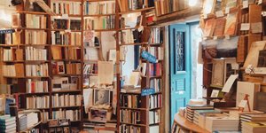 βιβλιοπωλείο με ράφια και βιβλία